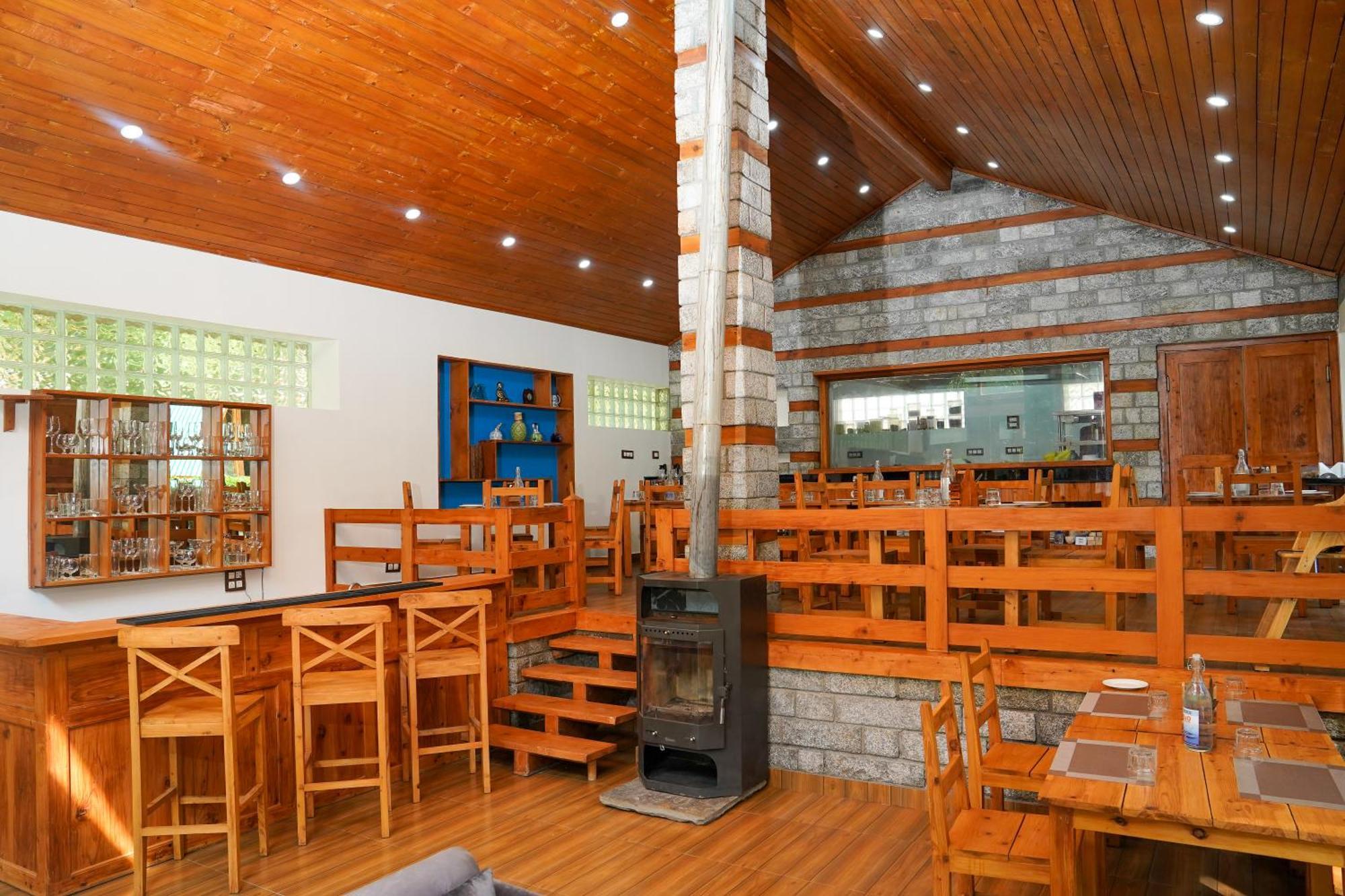Отель Zone Connect By The Park, Manali Экстерьер фото